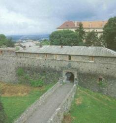 Ужгородський замок 13 16 ст нині Закарпатський краєзнавчий музей 13~16 ст